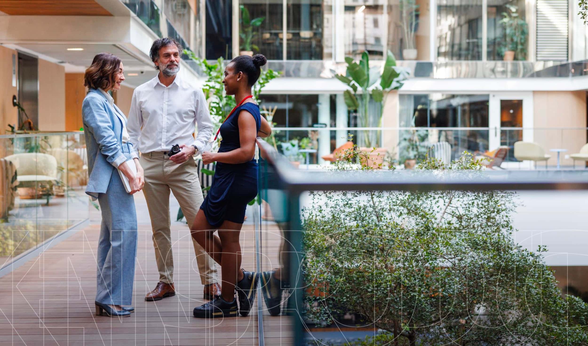 3 mensen aan de praat op een kantoorplein
