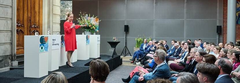 Carola Schouten, demissionair minister voor Armoedebeleid, Participatie en Pensioenen, tijdens een WaU-bijeenkomst in de Glazen Zaal in Den Haag