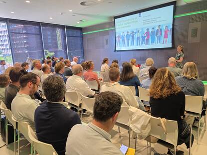 Publiek en presentatie tijdens kick-off CoP