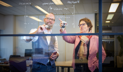 Janneke Kromkamp en Eelco Hotting in overleg voor scrumbord